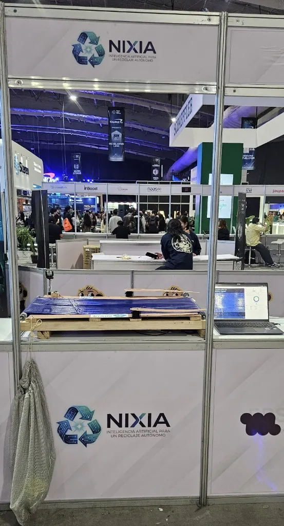 Stand de NIXIA en Talent Land con banda transportadora y prototipo funcional